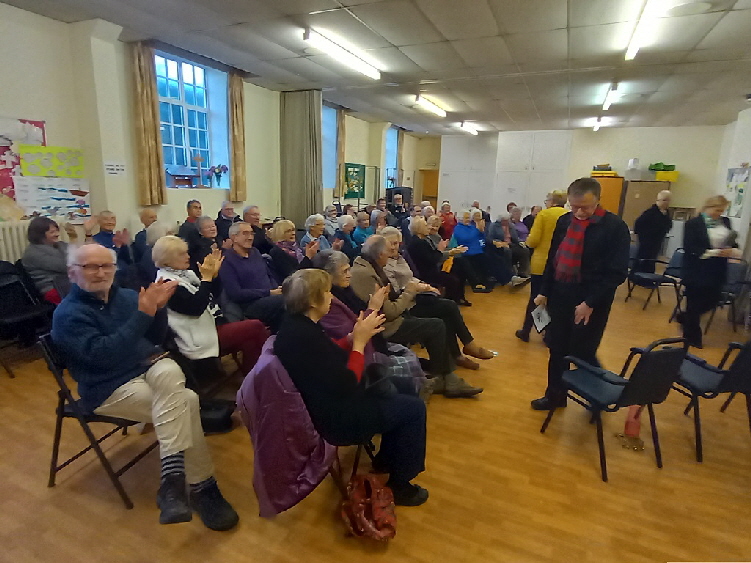 The audience showed their warm appreciation!